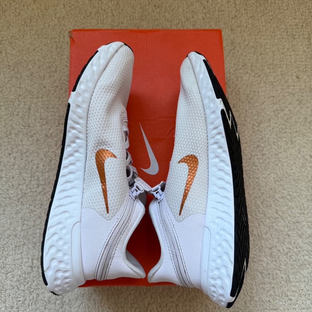 Women's Nike Revolution 5 Flyease, size 8, light violet/metallic copper.